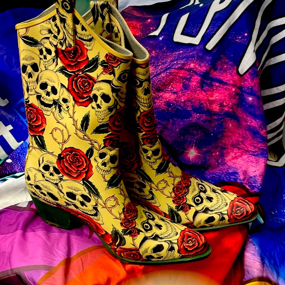 Nomad some cowboy rain boots with roses and skulls sz 11